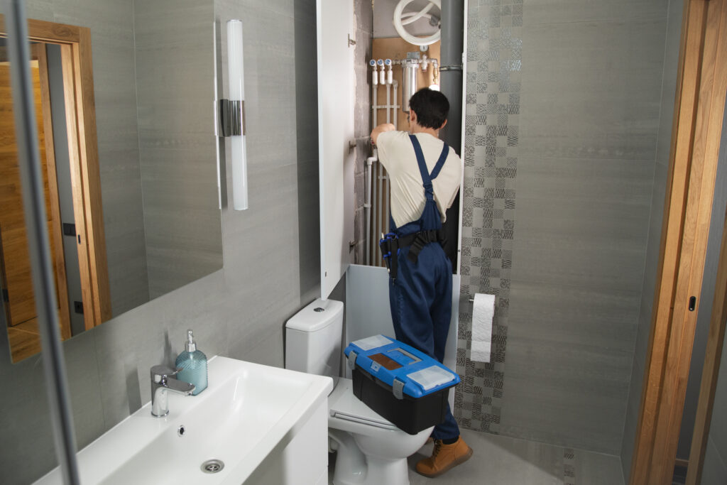 plumber-working-to-fix-problems-at-a-customer’s-home